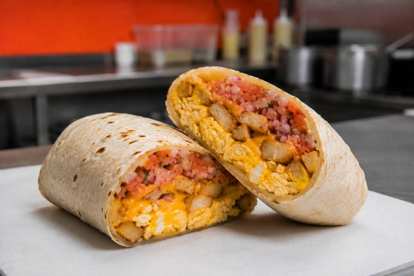 Breakfast burrito — Tres huevos revueltos, cheddar, papas, pico. Servido todo el día.
