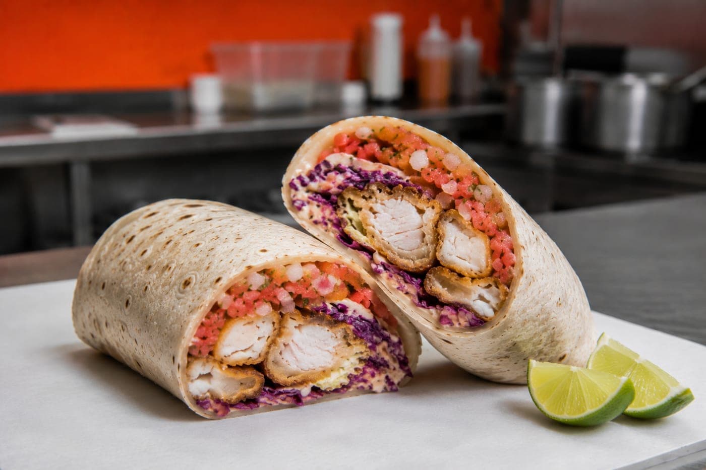 Ensenada — 300 gramos de pescado mero del Pacífico marinado, rebozado y capeado servido estilo Ensenada.