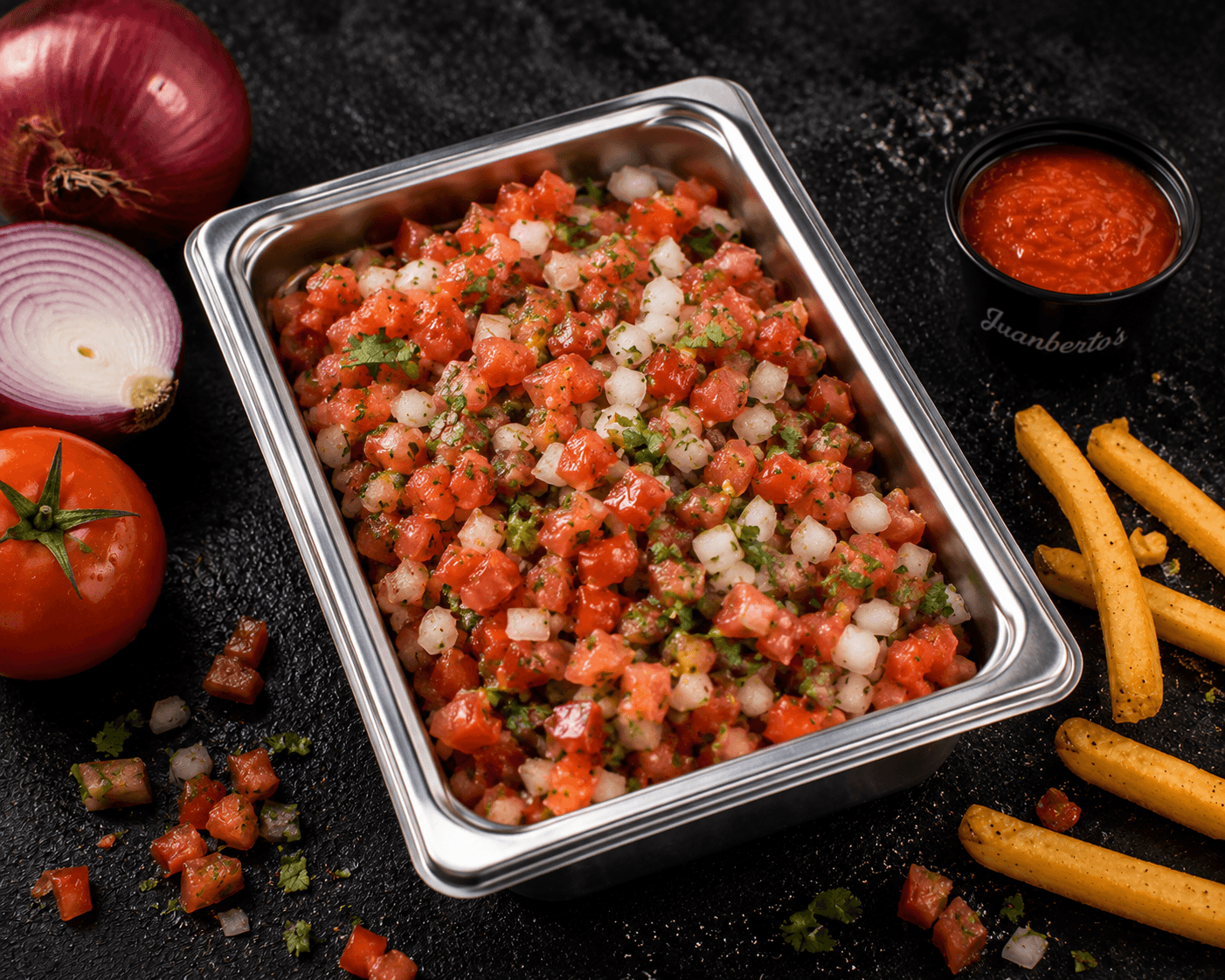 Pico de gallo Juanberto's — jitomate y cebolla morada del mercado, picados a mano cada mañana, con cilantro fresco